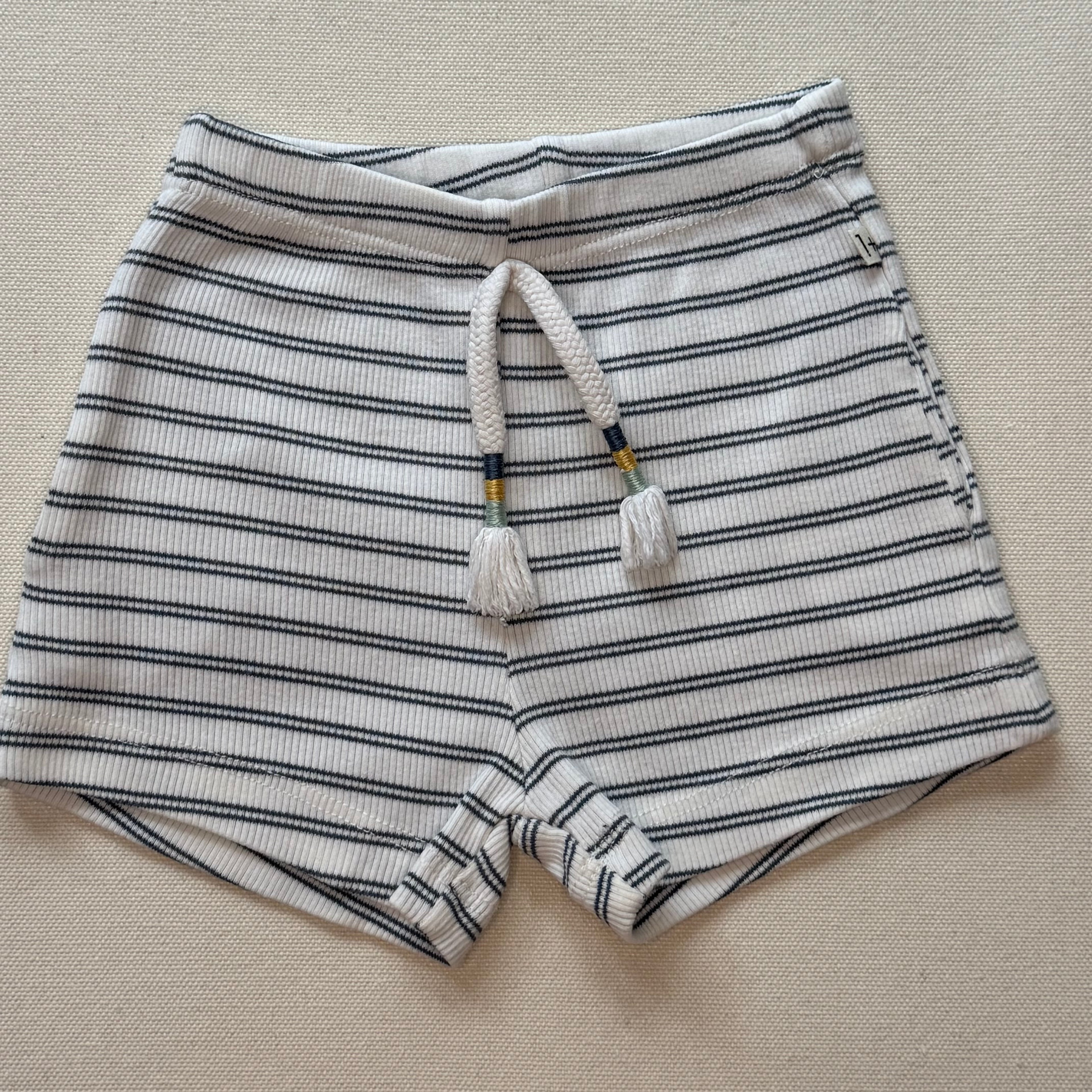 Short 1+ in the family 6 mois